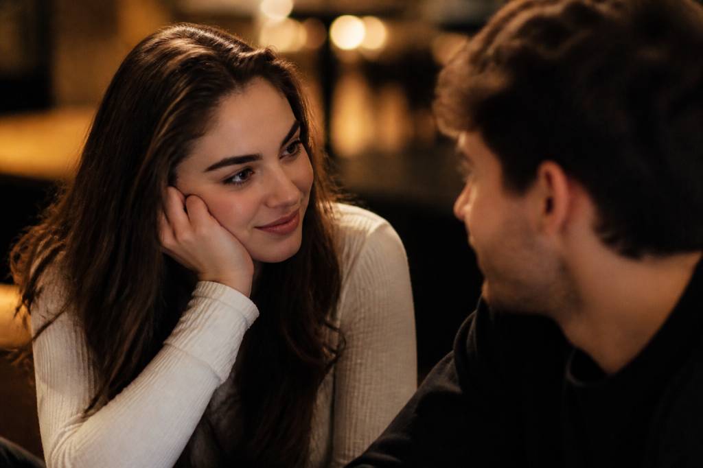 Amoureuse signes : les indices qui montrent qu’elle est sous le charme Amoureuse signes : les indices qui montrent qu’elle est sous le charme